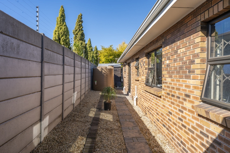 5 Bedroom Property for Sale in De Oude Spruit Western Cape